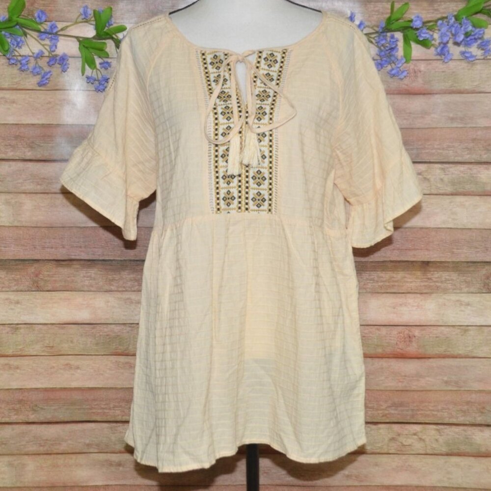 Gigio USA Boutique Cream Boho Peasant Blouse Size M Tassels Ruffle Cutout Sleeve